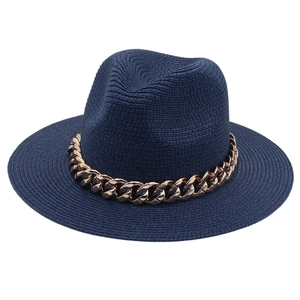 Chapeau Panama en paille bleu marine avec une grosse chaîne en acrylique dorée