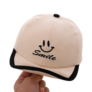 Casquette de baseball beige pour bébé avec broderie Smiley noire et texte Smile