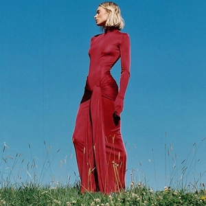 Vue détaillée d'une robe longue rouge à col montant avec un nœud à la taille élégant