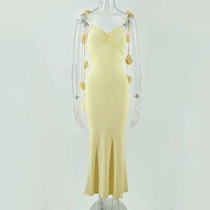 Détail de la robe de soirée jaune avec fleurs 3D sur les bretelles et coupe sirène