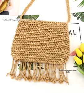 Detailansicht einer khakifarbenen gewebten Boho-Tasche mit ethnischen Fransen