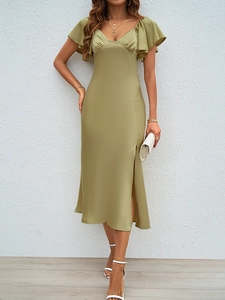 Détail de la robe en satin vert olive avec des manches volantées et une fente latérale
