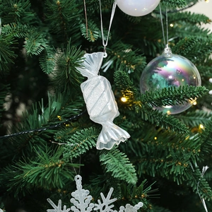 Ornamento natalizio a forma di caramella bianca traslucida appeso all'albero di Natale