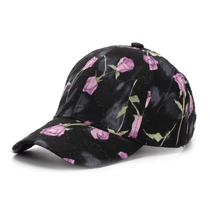 Détail de la casquette noire avec motif de roses mauves et superposition de dentelle fine