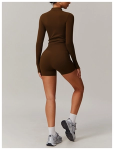 Détail des coutures sans couture sur le dos du haut de yoga marron et du short court