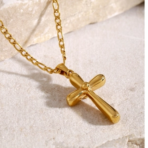 Collier croix minimaliste en acier inoxydable plaqué or 18 carats sur fond de pierre