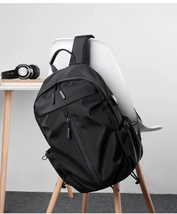 Vista dettagliata dello zaino business nero con porta di ricarica USB esterna