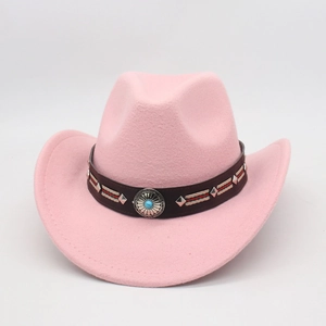 Rosa Western Cowboyhut mit Türkis-Schnalle und ethnischem Webband auf schlichtem Hintergrund