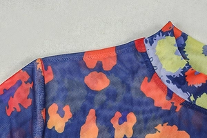 Vue macro détaillée du tissu en maille respirant avec motifs abstraits colorés de style