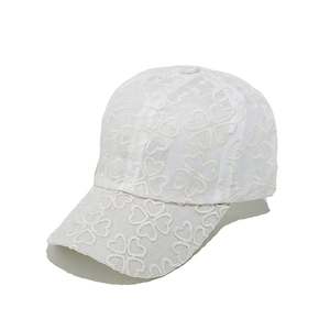 Cappellino da baseball in pizzo bianco con ricamo a cuore e rete traspirante da donna