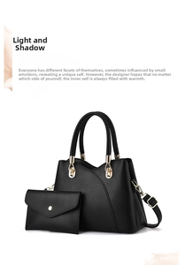 Détail du sac cabas noir à texture litchi et de sa pochette avec accessoires dorés chic