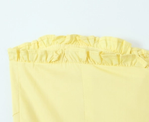 Détail macro du tissu tissé jaune de haute qualité avec taille froncée et coutures précises