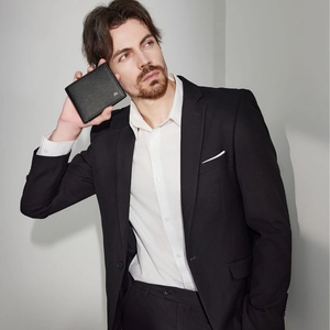 Portafoglio da uomo bifold in pelle nera con logo in metallo in stile business elegante