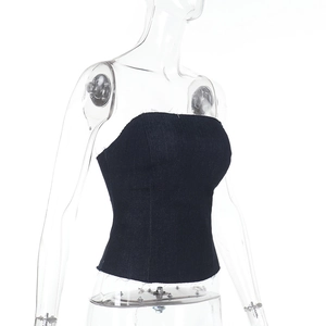 Vue détaillée du crop top en denim avec coutures ajustées et bords effilochés