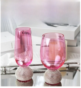 Détail de verres à vin rose avec bases sphériques serties de strass et finition dégradée