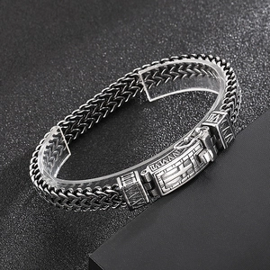 Détail macro du bracelet rétro pour homme en argent avec tresse double et fermoir gravé