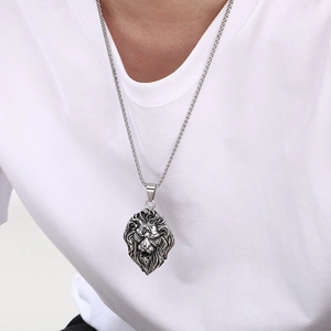 Collier pendentif tête de lion hip hop en acier inoxydable argenté porté par un modèle