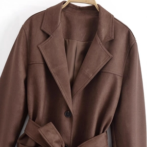 Trench lungo in pelle scamosciata marrone scuro con revers e cintura per donna