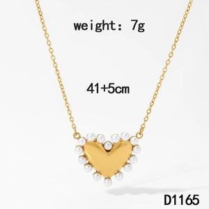 Détail du pendentif cœur doré serti de perles, chaîne 41+5cm et poids de 7g