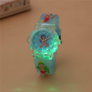 Vista macro dell'illuminazione a LED verde sull'orologio per bambini con sirena