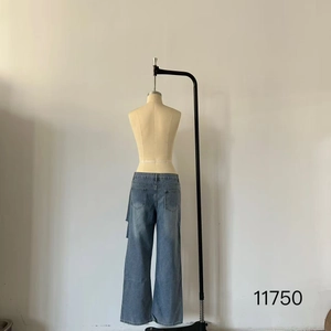 Dettaglio posteriore di jeans a gamba larga azzurri con tasche doppie e passanti in vita