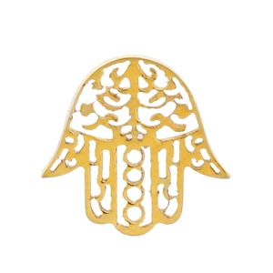 Vue détaillée d'un pendentif main de Fatma doré avec un design filigrane ajouré complexe