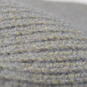 Bonnet en tricot gris à grosse maille côtelée avec des fils métalliques dorés brillants