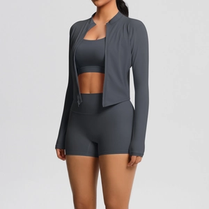 Ensemble de yoga 3 pièces gris anthracite avec veste zippée, brassière et short de sport