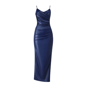 Dettaglio dell'abito in raso blu navy con trama setosa e cuciture laterali arricciate