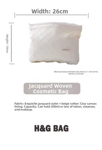 Dettaglio della trousse in jacquard con dimensioni 26x18cm e grande capacità interna