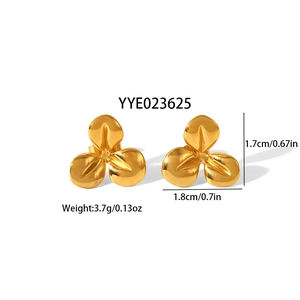 Détail de boucles d'oreilles tournesol or 18k avec taille 1,7cm et poids 3,7g