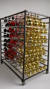Production en série de boules de Noël en plastique or et rouge sur rayonnages