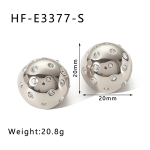Détails des boucles d'oreilles boules argentées serties avec dimensions de 20mm