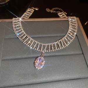 Vue macro d'un choker argenté scintillant avec pendentif cristal ovale sur support
