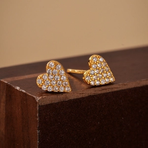 S925 sterling silver heart-shaped zircon stud earrings in gold finish on wood