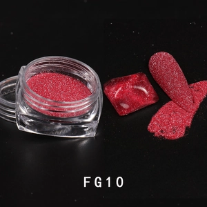 Dettaglio polvere glitter rossa riflettente FG10 in barattolo e su unghia campione