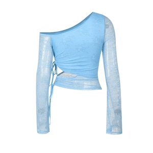 Dettaglio del top in pizzo celeste monospalla con coulisse laterale e motivo traforato