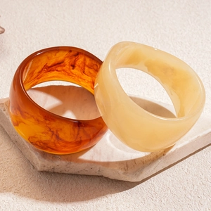 Retro resin chunky bangles set in amber tortoiseshell and cream marble patterns