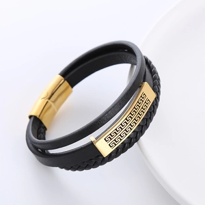 Bracciale multistrato in pelle intrecciata nera con motivo a greca dorato