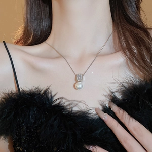 Collier élégant avec pendentif perle et zircon carré sur chaîne en argent pour femme