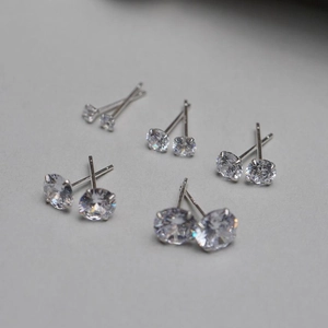 Boucles d'oreilles minimalistes S925 en argent sterling et zircon à quatre griffes, 5 tailles