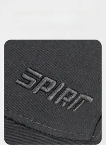 Gros plan de la broderie 3D 'SPIRIT' sur le tissu en sergé noir de la casquette