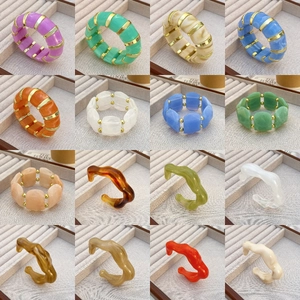 Bunte, unregelmäßige geometrische Manschettenarmbänder aus Harz mit Marmortexturen