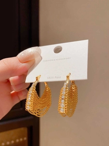 Vue détaillée des boucles d'oreilles pampilles dorées 18k avec tiges S925 et zircones