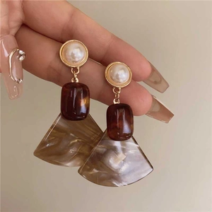Vintage gold pearl and amber resin geometric fan drop earrings for elegant women