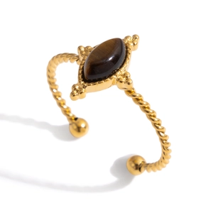 Détail d'une bague vintage dorée 18K avec oeil de tigre ovale et anneau torsadé