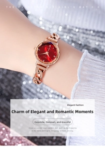Dettaglio dell'elegante orologio a bracciale in oro rosa con quadrante rosso scuro e strass