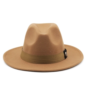 Chapeau fedora en laine camel à bord large avec ruban décoratif et boucle en métal