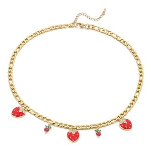 Goldene Figaro-Halskette mit roten Emaille-Erdbeeren und grünen Blatt-Details