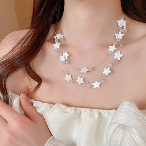 Détail du collier à plusieurs rangs avec perles étoiles blanches et cristaux